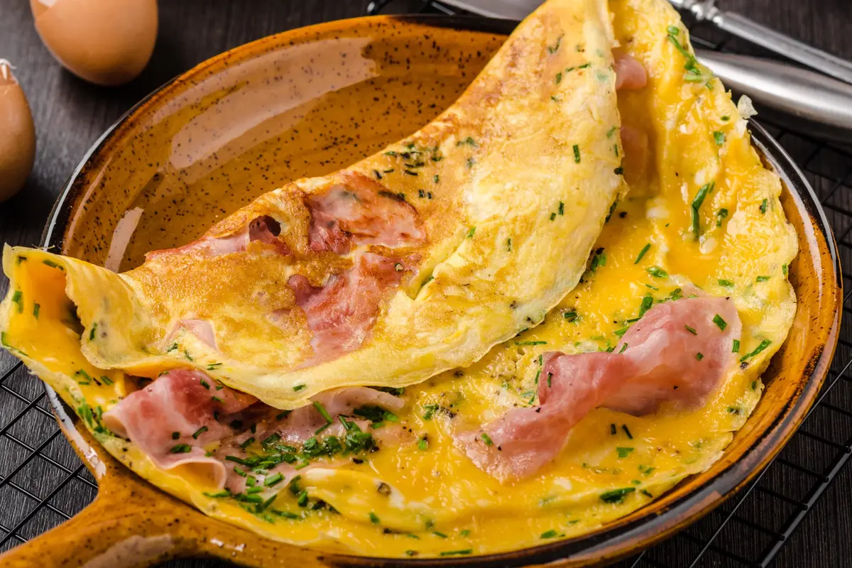 Omletă cu șuncă și cașcaval